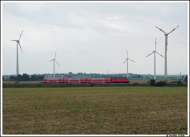 S-Bahn mit einer 143 auf der Linie Gstrow-Rostock. Aufgenommen habe ich das Foto am 25.08.07  zwischen Lssow und Mistorf