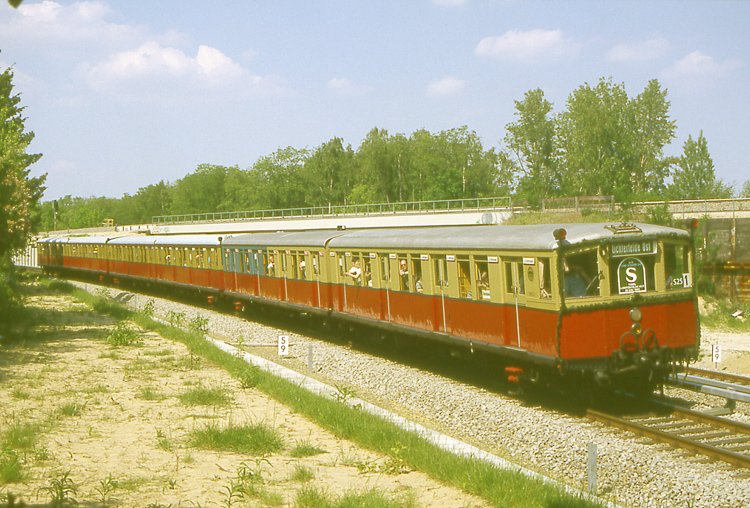 S - Bahn - Musumszug bei der Streckenerffnung nach Lichterfelde - Ost am 28.5.1995 beim Abzweig Priesterweg.