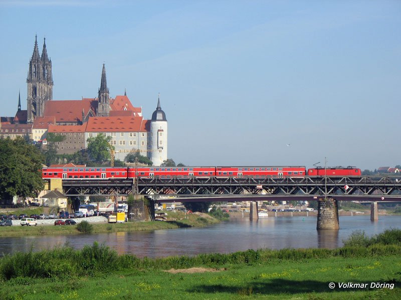 S-Bahn nach Sch�na �berquert in Meissen die Elbe, im Hintergrund der Mei�ner Dom - 17.08.2006
