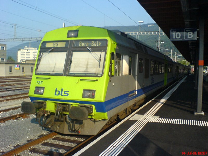S-Bahn RBDe 4/4 656737-4 im Bahnhof von Biel/Bienne am 14.07.2006