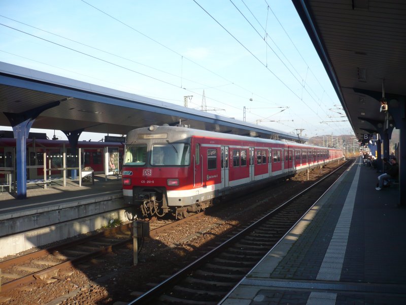 S-Bahn Rhein-Main: 420 261-0 als S9 nach Hanau Hbf fhrt aus Offenbach-Ost raus.(14.11.2008)