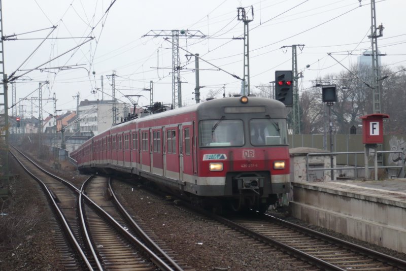 S-Bahn Rhein-Main: 420 277/777 und 420 760/260 verlassen als S9 (Wiesbaden-Hanau Hbf) den Offenbacher S-Bahntunnel und fahren in den  S-Bahnhof Offenbach/Main-Ost ein.(Bild von 20.02.2009)