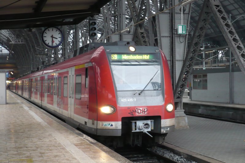 S-Bahn Rhein-Main: 423 435-7 als S9 Kurzpendel (Frankfurt Hbf-Wiesbaden Hbf) wartet in Frankfurt Hbf auf das abfahrtszeichen.
Dieser 423er ist leider mit Graffti beschmiert. (22.02.2009) 
