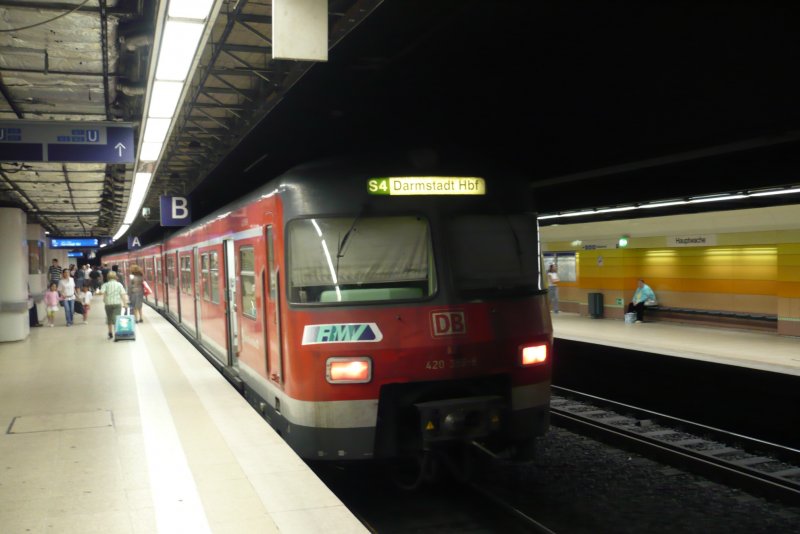 S-Bahn Rhein-Main: Der heilige ET 420 in Gestalt von 420 356/856 ist 
am 12.04.09 auf der S-Bahn Linie S4 (Kronberg/Taunus-Darmstadt Hbf)im Einsatz und wartet in der Station Frankfurt/M-Hauptwache auf die weiterfahrt in richtung Darmstadt.N�chster Halt ist Ostendstra�e.