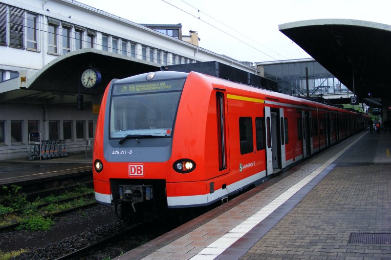 S-Bahn-Rhein-Neckar: 425 211/711 und noch ein unbekannter 425er als S-Bahn-Linie S2 (Mosbach(Baden)-Kaiserslautern Hbf) stehen in Heidelberg Hbf abfahrbereit.Der hintere ET 425 wurde in Neustadt(Weinstra�e) abgeh�ngt und der vordere fuhr alleine weiter.(Aufnahme von 17.04.09)