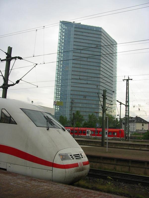 S-Bahn Rhein-Neckar, Fernverkehr und das Glsserne Hochhaus in Mannheim Hbf in diesem Gebude hat die Bahn einige Rume gemietet.