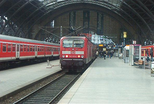 S-BAHN in Richtung Leipzig-Miltitzer Allee.