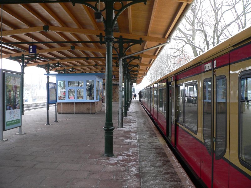 S-Bahn Richtung Ostkreuz in Karlshorst. Zu beachten das schne, originalgetreu hergerichtete Dacht des Bahnsteigs. 11.2.2007