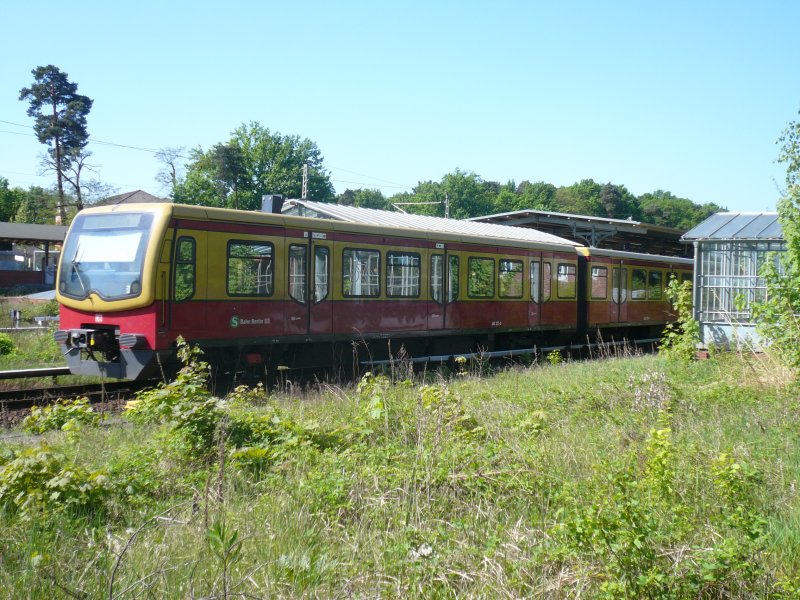 S-Bahn in Richtung Wannsee am 11.5.2008 bei der Einfahrt in die Station Griebnitzsee.