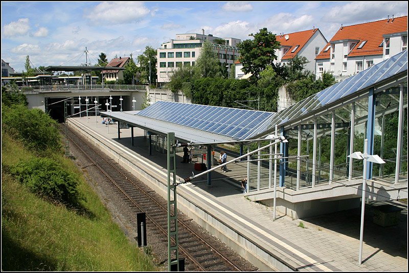 S-Bahn Station  Echterdingen . 1993 wurde die Flughafen-S-Bahn in Stuttgart in Betrieb genommen. Ein Echterdingen entstand eine etwa 500 Meter lange knapp unter der Oberflche liegende Tunnelstrecke an deren stlichen Ende die Station eingerichtet wurde. Die westlichen Teile des Bahnsteiges (im Bildhintergrund) sind noch berdeckt, whrend der mittlere Bahnsteigteil im offenen Einschnitt liegt. Im stlichen Bereich wurde ein Parkhaus ber die Gleise und den Bahnsteig errichtet. 24.6.2007 (Matthias