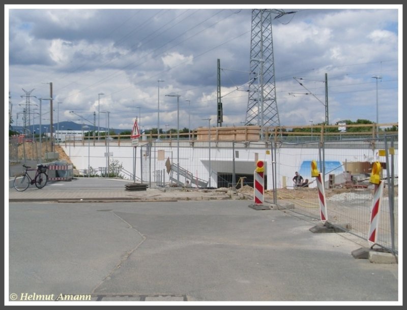S-Bahn-Station Eschborn S�d am 13.07.2008, die Modernisierung der Station macht endlich auch optisch deutlich erkennbare Fortschritte (vgl. Bild 108262 gleiche Rubrik) die Unterf�hrung war fertig und wurde meinerseits am Aufnahmetag erstmals benutzt. Rechts von der Unterf�hrung waren Arbeiter sogar am Sonntag im Einsatz bei der Versch�nerung der Betonfassade durch Wandgem�lde.