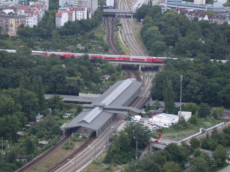 S-Bahn Station Westkreuz fotografiert vom Funkturm auf dem Messegelnde. (11.08.2005)