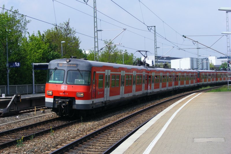 S-Bahn Stuttgart: 420 471-0 und noch ein 420er ist am 02.05.09 als  
Zug S 7553 auf der S5 (Bietigheim-Bissingen-Schwabstrae) im Einsatz   
und fhrt gerade in Feuerbach ein.Die ET 420 in Stuttgart haben anscheinend nur noch neue Zugzielanzeigen. 