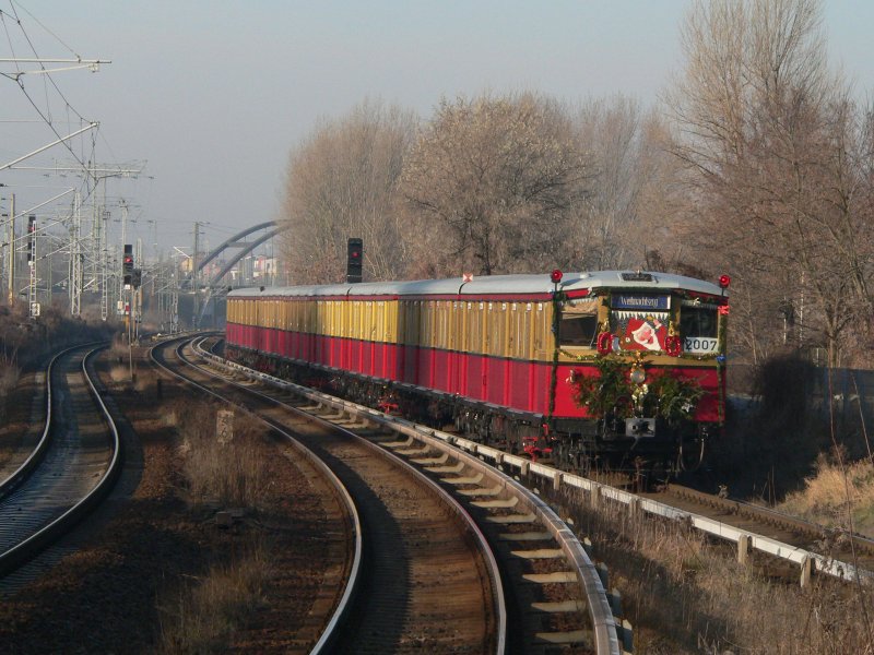 S-Bahn-Weihnachtszug bei der Ausfahrt aus Berlin Betriebsbahnhof Rummelsburg in Richtung Ostbahnhof. 23.12.2007