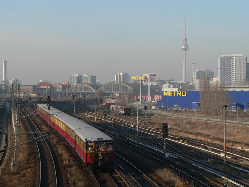 S-Bahn-Weihnachtszug in Richtung Erkner, gegen 13:00 an der Warschauer Strae. 23.12.2007