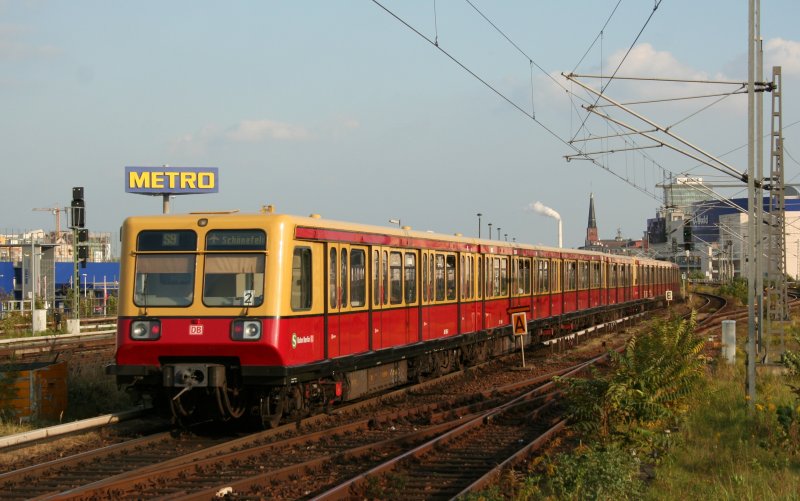 S-Bahn-Zug mit 485 158 am 28.09.2008 in Berlin-Ostbahnhof.
