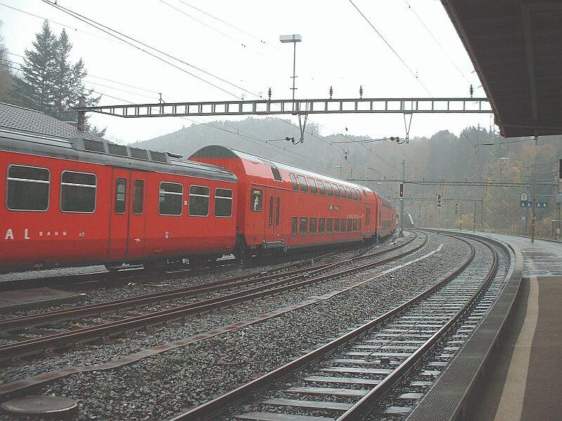 S-Bahn-Zug S 4 der Sihltalbahn mit 2 Doppelstock-Wagen und 1 einstckiger Steuerwagen am 19.10.2002 bei der Ausfahrt aus dem Bahnhof Sihlbrugg.