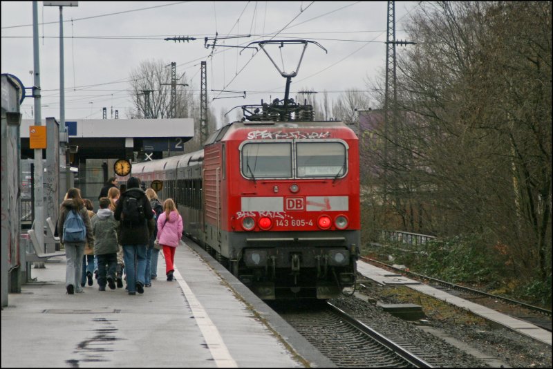 S-Bahnaltag Rhein/Ruhr: Whrend eine Familie (?) den Haltepunkt Bochum-Ehrenfeld Richtung Ausgang verlsst, verschwindet die 143 605 als S1, von Dsseldorf nach Dortmund, Richtung Bochum Hbf. (05.01.08)