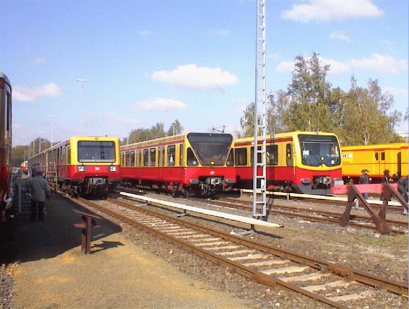S-Bahnen der BR 485, 480 und 481 beim Tag der Offenen Tr in Schneweide, 12.10.02. Zu beachten ist die Frontscheibe der 485er S-Bahn, die nach der Rekonstruktion nun keine Unterteilung mehr hat. Bislang ist aber nur der VZ 066 rekonstruiert, weitere 485er wurden lediglich in die rot-gelbe Traditionslackierung umgestrichen.