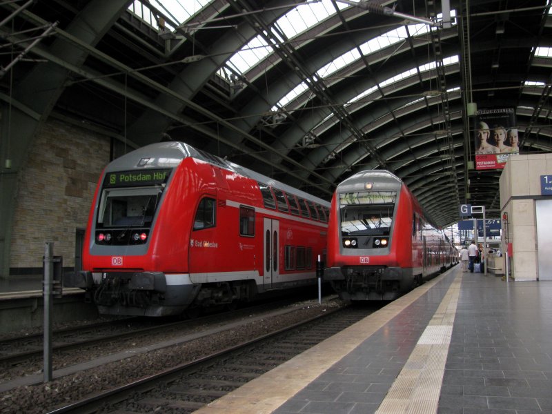 S Bahnersatzverkehr 2: Hier zu sehen der Steuerwagen Bad Oldesloe aus Schleswig Holstein neben dem RE 2 nach Cottbus am 28.08.