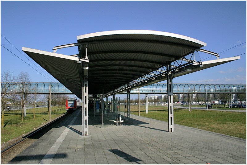 S-Bahnhof Flughafen Besucherpark - 

Die zweigleisige Strecke wird als zwei parallelverlaufende eingleisige Strecken betrieben. Links die S8, die über Ismaning kommt; rechts die S1, die die Münchener S-Bahnstammstrecke von der Westseite erreicht, im Gegensatz zur S8, die von Osten die Innenstadt erreicht. Die S1 teilt sich in Neufahrn, der andere Teil der Züge fährt nach Freising. 

02.04.2007 (M)