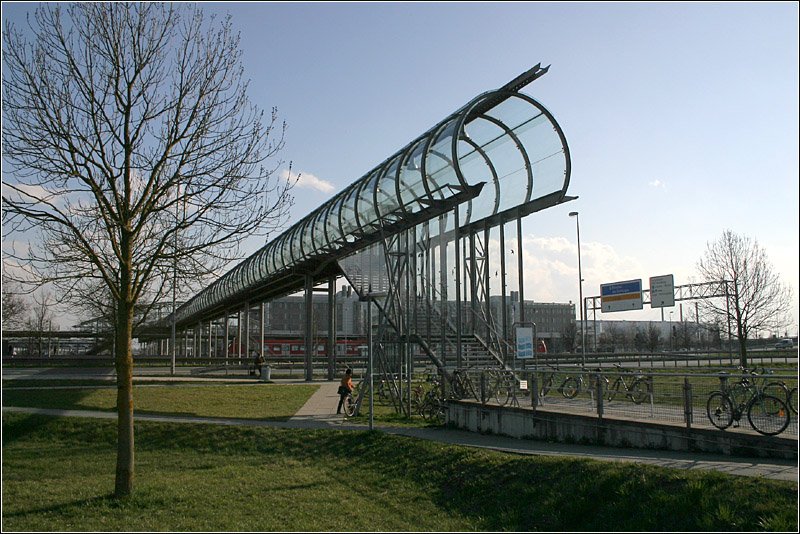 S-Bahnhof Flughafen Besucherpark - 

Gegenlichtaufnahme des nördlichen Endes des Fußgängersteges. 

02.04.2007 (M)