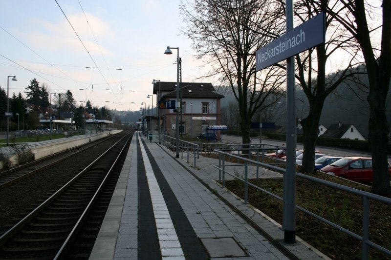 S-Bahnhof Neckarsteinach: Die S-Bahnlinie RheinNeckar ist noch sehr jung und wurde erst 2001-2004 gebaut/in Betrieb genommen, sie fhrt von Kaiserslautern bis nach Mosbach, bzw ber Mannheim, Heidelberg bis nach Karlsruhe. Landschaftlich gesehen ist sie sicher eine der  schnsten, da sie teilweise am Neckar entlangfhrt und man die oft sehr kleinen Ortschaften (wie hier N-steinach) passiert.