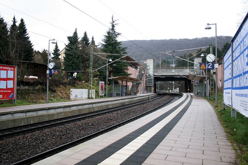 S-Bahnhof Weststadt/Sdstadt: Der Bahnhof bedient den Sueden Heidelbergs. Die S-Bahnlinien fahren hier nach Mosbach, bzw nach Mannheim/K'lautern. Die Bahnhfe der Linie wurden fast alle erst 2004 fertiggestellt und in vorhandene Bahnlinien des Fernverkehers eingebunden, deshalb die vielen Seitenbahnsteige. Die Verbindung in die Innenstadt Heidelbergs ist durch die vorhandenen Strassenbahnlinien gut.