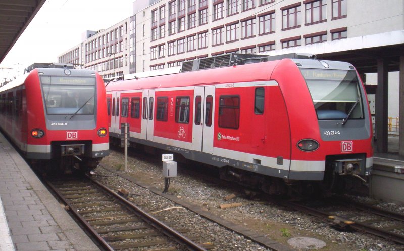 S-bahntreffen im Mnchen-Ost, keine Seltenheit. Am 24.03.2007 treffen sich 423 274 als S1 zum Flughafen ber Stammstrecke und Oberschleiheim und daneben steht auch schon 423 104/604 als S5 nach Herrsching ebenfals ber Stammstrecke aber dann ber pasing und Weling.
