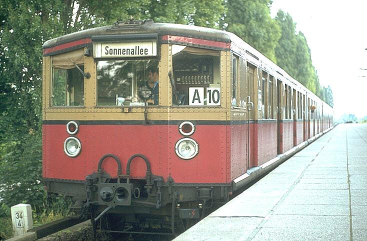 S-Bahnzug auf der Ringbahn(Westring)Zuggruppe A10 Richtung Sonnenallee,im Bhf.Jungfernheide.Damals war der Ring wegen der Teilung Berlins noch nicht durchgehend befahrbar.(Archiv P.Walter) 