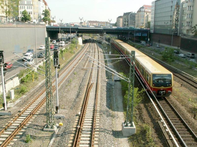S-Bahnzug kurz vor dem Bhf.ICC/Messe Nord(fr�her Witzleben)Im Hintergrund die Kaiserdammbr�cke mit der darunter h�ngenden U-Bahnlinie U2 am 24.05.06