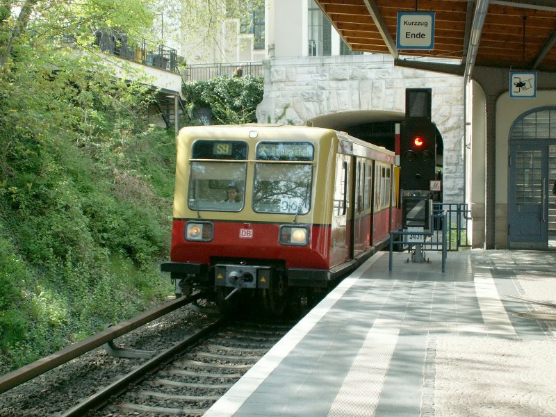 S-Bahnzug der Linie S9 nach Schnefeld bei der Einfahrt in den Bhf.Heerstrasse 01.05.08