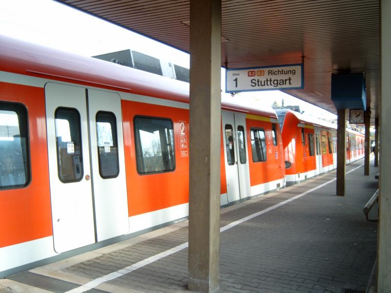 S-Bahnzug der Stuttgarter S3 im Bahnhof Nrnberger Strasse mit der Baureihe 423