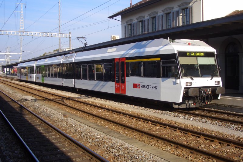  S' Bluemechischtli mit Rucksack  (RABe 526) in Weinfelden als S5 nach St. Gallen. 03.10.2009.