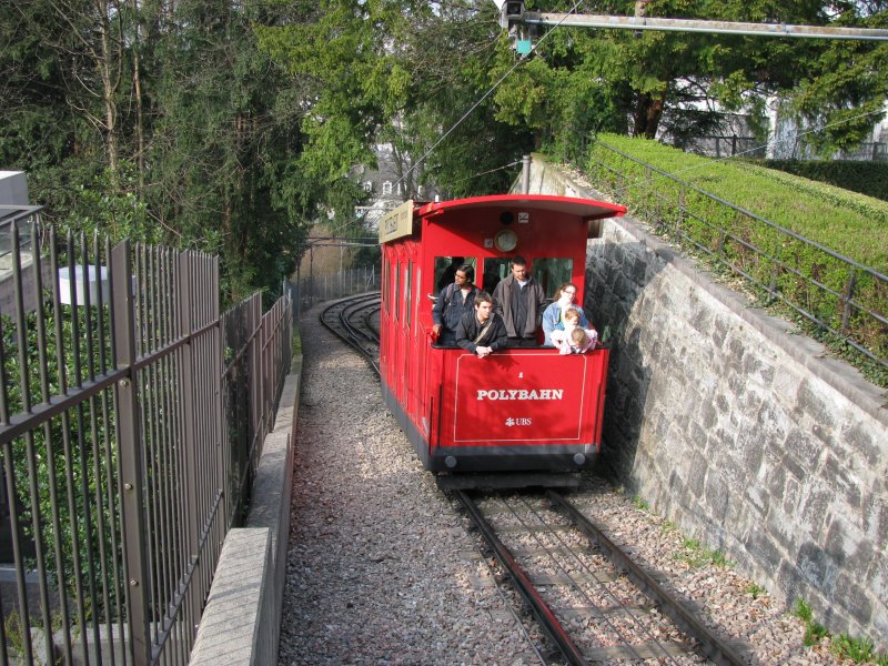 S Polybhnli - der Studentenexpress: Diese kleine Standseilbahn befrdert seine Passagiere vom Zentral an der Limmat auf die Polyterasse. Ein grosser Teil seiner Fahrgste sind Studenten der ETH. 3.April 2009