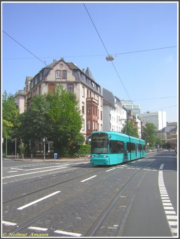 S-Triebwagen 230 als 1. Zug der Linie 16 Fahrtrichtung Ginnheim am 11.06.2007 zwischen den Haltestellen Varrentrappstra�e und Adalbert-/Schlo�stra�e. Die �ltere Aufnahme vom gleichen Fotomotiv mit einem anderen Wagentyp bei schlechtem Licht habe ich wieder gel�scht.