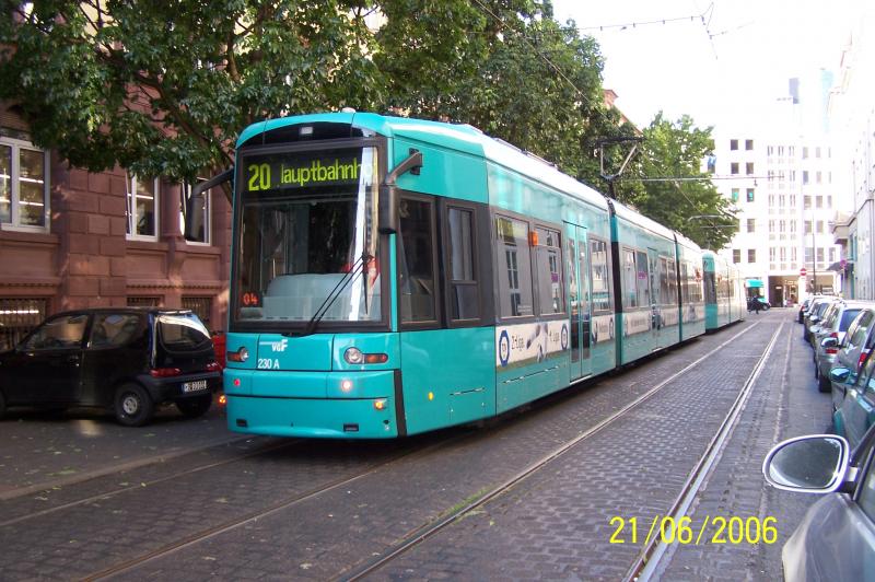 S-Wagen = Plastik fuzzen ohne Ende! Am 21.06.2006 befand sich Frankfurts PNV wieder im Ausnahmezustand. Versptungen bei der S-Bahn, Chaos bei der Tram - und das nur wegen dieses blden Fuballs. In der Niddastrae, regulr nur zum wenden von Trams genutzt, wurden die S-Wagen 230 (vorn) und 227 an der Kreuzung Ottostr. aufgenommen.