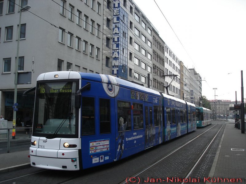 S-Wagen 216 der VGF fhrt gerade durch die Haltestelle Platz der Republik in Frankfurt am Main.