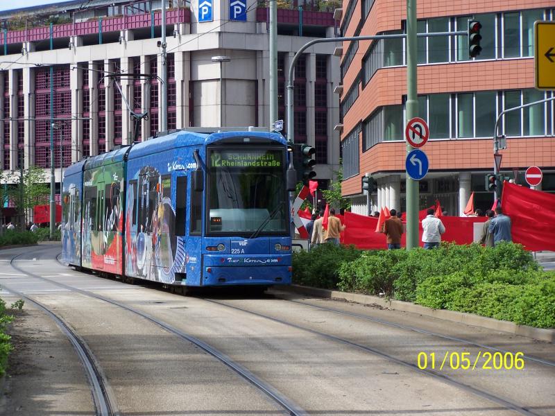 S-Wagen 225 hat den besonderen Bahnkrper vor der Konstablerwache erreicht. Zu sehen ist auch hier die Mai-Demonstration. 