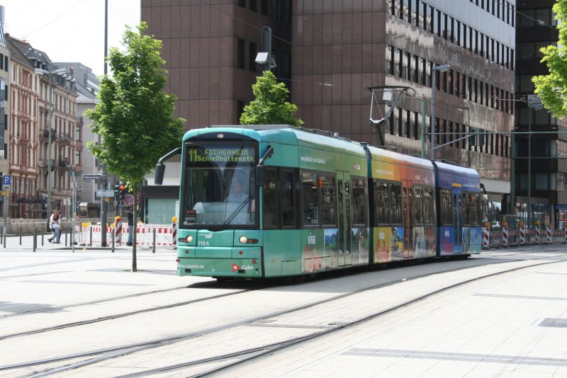 S-Wagen der VGF nach Fechenheim bei der Anfahrt der Haltestelle Willy-Brandt-Platz.10.05.09.