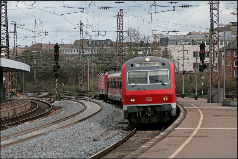 S1, von Dortmund Hbf nach D�sseldorf Hbf, f�hrt in Essen Hbf ein. Schiebelok ist die 143 262. (18.03.2008)