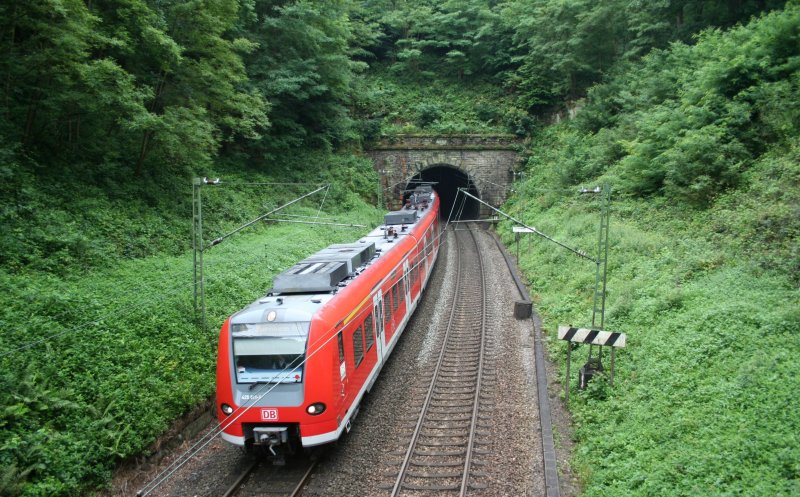 S1 mit 425 703-6 von Osterburken nach Mannheim am 13.7.2009 im Neckartal bei Guttenbach. 

