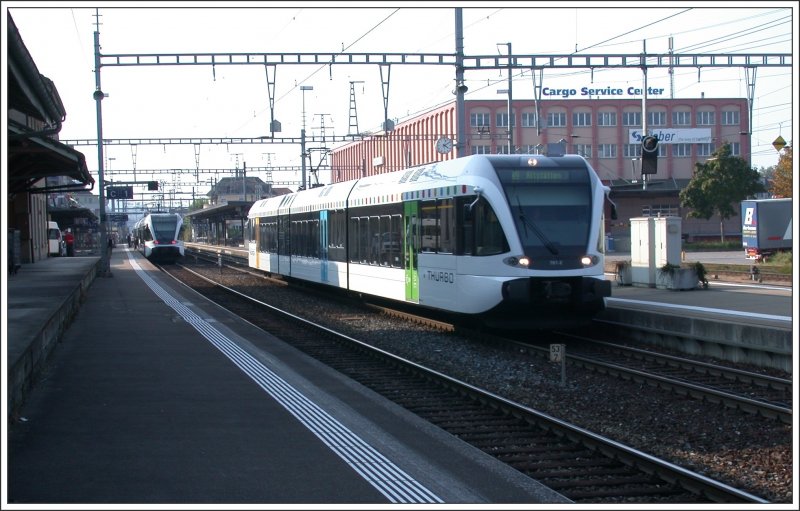 S1 nach Altsttten SG und S2 von Heerbrugg kreuzen sich in St.Margrethen. Der Regionalverkehr ist hier fest in Thurbo-Hand.
(24.09.2007)