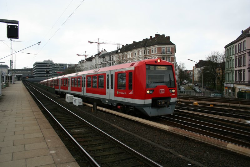 S1 nach Blankenese mit 474 051-0 am 19.4.2008 in Hamburg-Altona.
