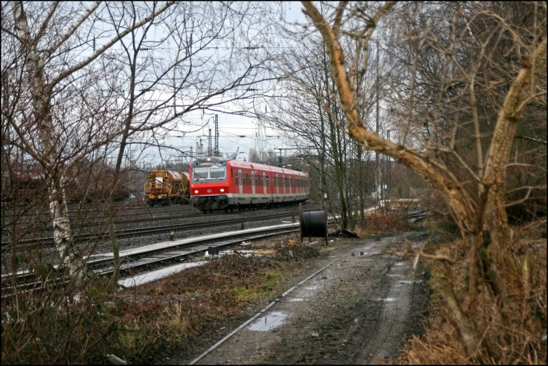 S1, nach Dsseldorf Hauptbahnhof beschleungt aus dem Haltepunkt Bochum-Ehrenfeld Richtung Landeshauptstadt. (Schiebelok ist die 143 619).
