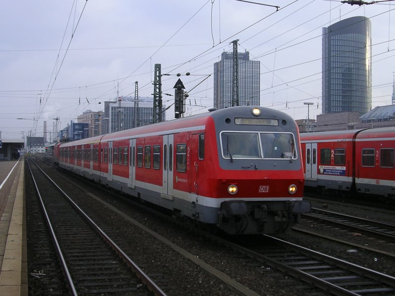 S1 nach Dsseldorf,Ausfahrt aus Dortmund Hbf.,irgendwann werden
diese durch die TZ 422 ersetzt.(07.12.2008)