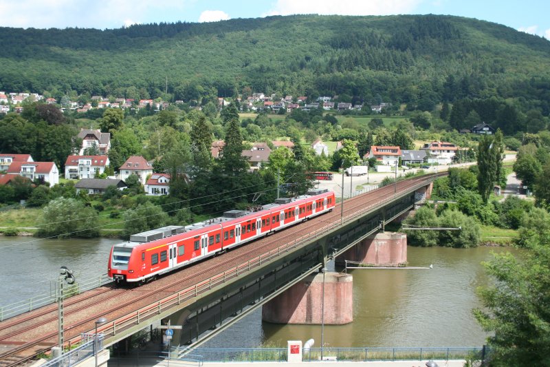 S1 von Osterburken nach Homburg am 13.7.2009 auf der Neckarbrcke in Neckargmnd.