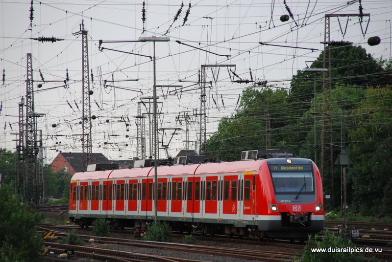 S1 Ri. Dsseldorf Hbf (422 513-2) fhrt am 21. Mai 2009 um 19:13 Uhr in Duisburg Hbf ein
