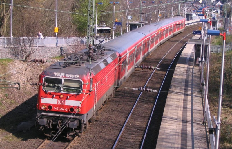 S1 Richtung Dsseldorf. Ausfahrt aus dem Bahnhof Essen-Eiberg. Mrz 2007