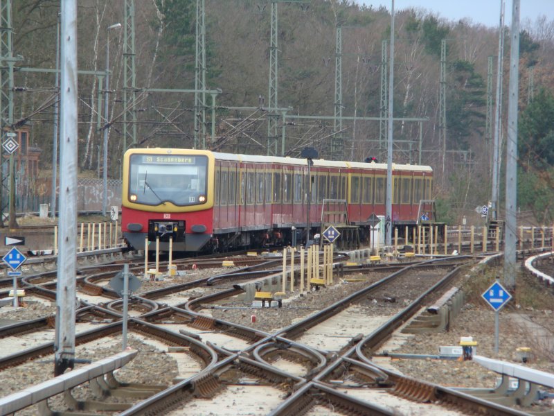 S1 verlsst gerade das BW-Berlin Wannsee und setzt hier ein. Dieser Zug fhrt nach Berlin Schneberg ber S+U Bahnhof Rathaus Steglitz. Aufgenommen am 29.03.2008